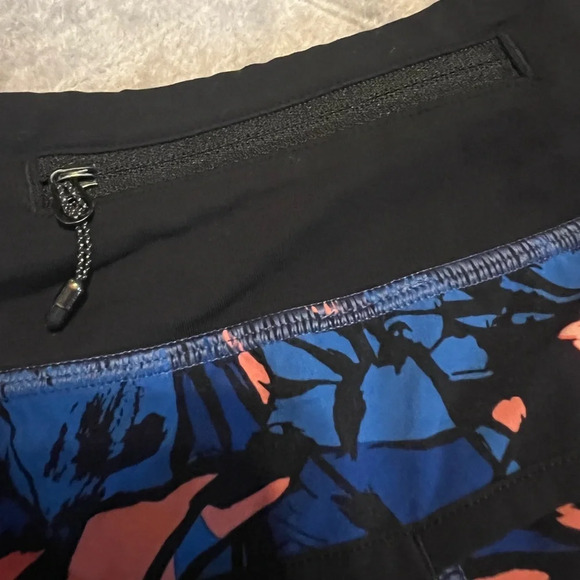 Lululemon 2.5 inch speed up shorts blue and pink printed with inner liner size 2 - Picture 4 of 5
